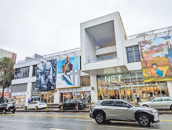 基隆市東岸商場爭議未歇，基隆市議會4日開臨時會，首案討論東岸商場議題，預期將有激烈交鋒。圖為東岸商場外觀。（本報資料照片）