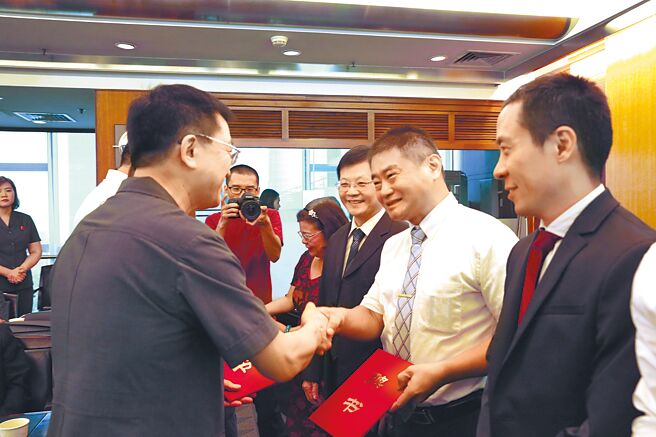 大陆福建法院称，当地选聘400多名台湾人担任调解员、人民陪审员等。图为2018年广州市中级人民法院聘用台湾籍调解员。（中新社）