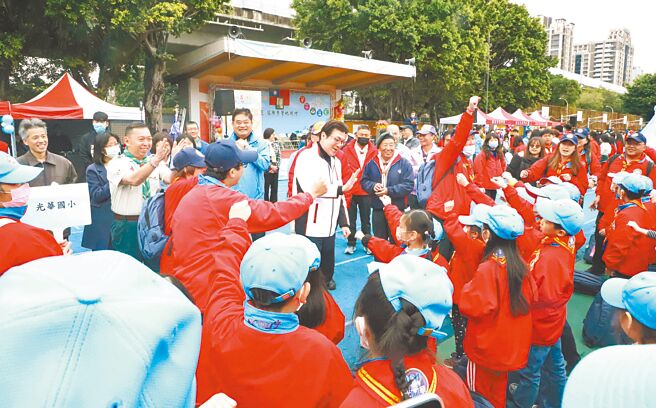 新北市3000名大小童軍3日聚集新泰國中舉辦童軍節慶祝大會，副市長劉和然（圖中白衣者）到場與童軍一同宣布啟動「新北童軍新三五SDGs行動」。（新北市教育局提供／柯毓庭新北傳真）