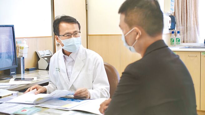 台灣肥胖醫學會理事長林文元（左）3日呼籲，政府應投入更多預算和資源，宣導、支持肥胖防治。（中醫大附醫提供／潘虹恩台中傳真）