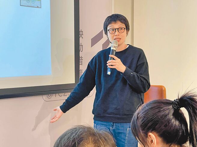 余靜萍2日出席電影座談會，贏得許多笑聲及掌聲。（海鵬提供）