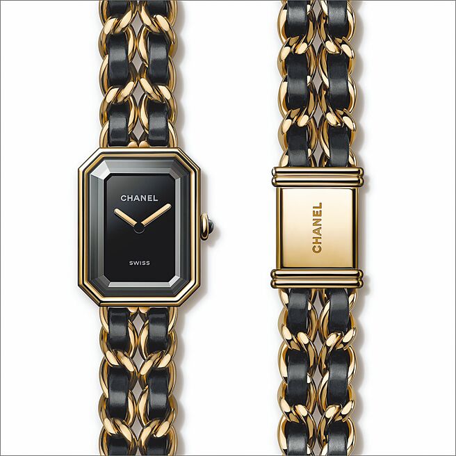 香奈儿Premiere腕表表壳源自No.5香水瓶盖，并搭配皮革绳穿炼的表带，是最能代表香奈儿时尚的腕表。（CHANEL提供）