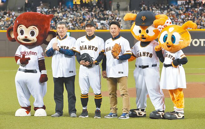 吕明赐（左二）、姜建铭（右三）担任开球嘉宾，蹲捕的是巨人总教练阿部慎之助。（刘宗龙摄）