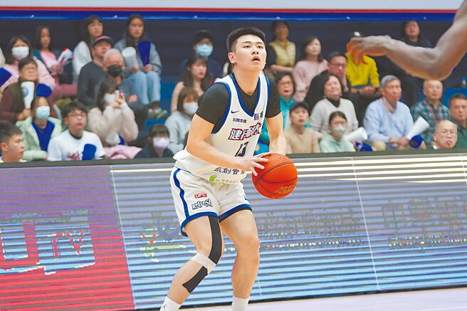 健行射手刘丞勋投进5颗三分球、包办15分。（大专体总提供）