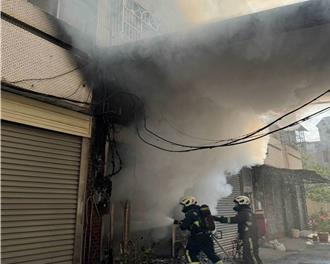 彰化民宅大火！ 2人遭嗆昏受困   勇消衝火場扛出送醫