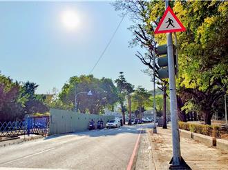 莲池潭红绿灯让民眾傻等？ 交通局研议改行人触动号志