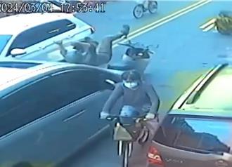 休旅車未減速衝撞騎士、行人釀1死 驚悚畫面曝光