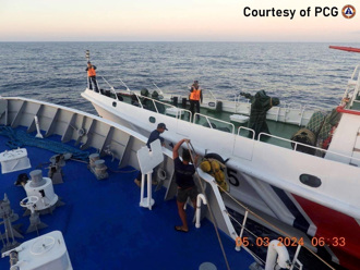 影》中、菲海警船「碰撞」畫面曝光 菲船急防護仍受損
