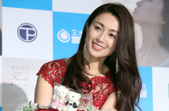 「挡泥板女神」酒井法子睽违5年袭港 短裙黑丝袜53岁状态超惊人