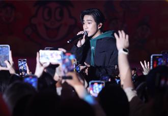 婁峻碩太親民獲封「活網之光」 自曝不當歌手要從事這職業