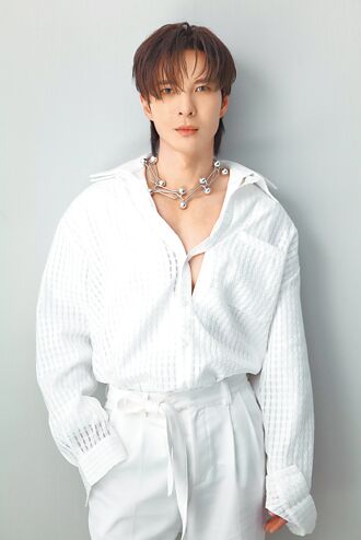 陳勢安帥氣白色造型詮釋走心