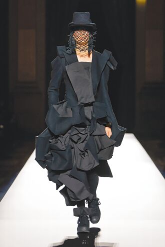 山本耀司「装」出立体画