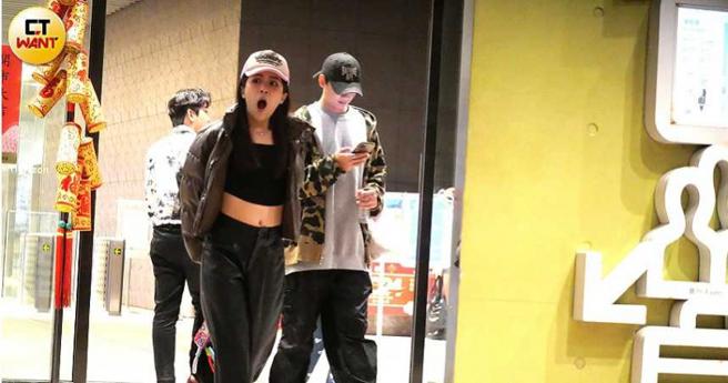 本月19日金阳和「WaverLAB摇摆实验室」工作伙伴结束直播工作离开，女友Bibi全程陪伴男友上工，可能太疲倦还打了个大呵欠。（图／本刊摄影组）