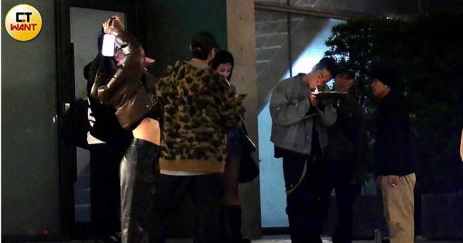 金阳和友人们在路边抽菸，Bibi就在一旁一下伸展闪烟味。（图／本刊摄影组）