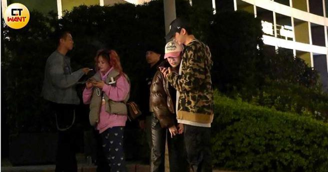 金阳和友人讲话不忘关心女友，两人甜蜜蜜靠在一起看手机。（图／本刊摄影组）