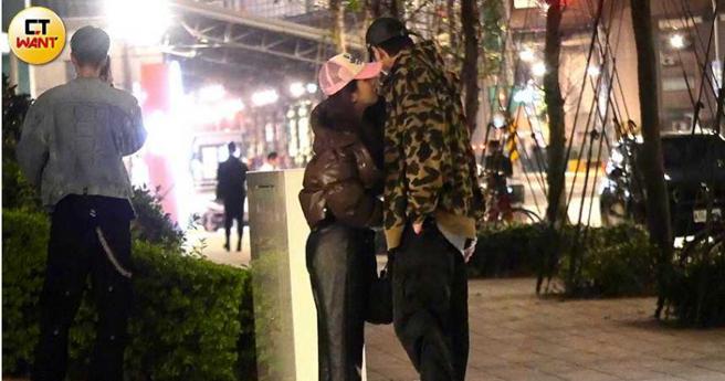 两人旁若无人般亲昵互动。（图／本刊摄影组）