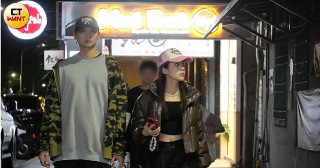 金阳和同行友人道别后，与女友在前往骑车的路上只剩单独两人反而几乎零互动。（图／本刊摄影组）