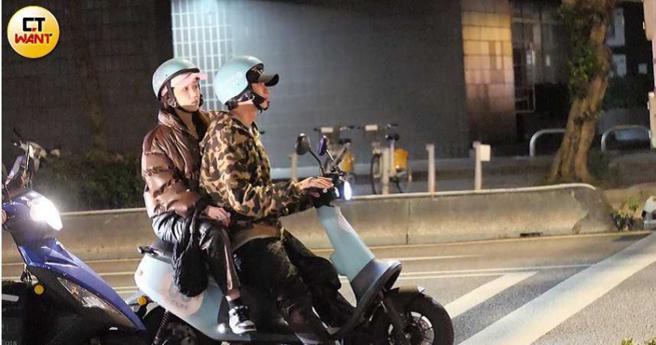 两人骑着共享机车离开，途中还发生小插曲，忙着滑手机的Bibi对于金阳骑车急催油门一度受惊，还俏皮地嘟起嘴，看来对于男友不贴心地举动有点不悦。（图／本刊摄影组）