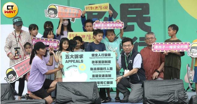 台湾交通乱象被国际媒体称为「行人地狱」，交通部长王国材之前提出「执法捍卫行人路」等五大诉求，但日前因职业驾驶反弹，研议部分交通违规不记点，又遭到炮轰。（图／刘耿豪摄）