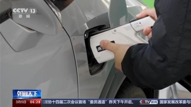 大陆首个电动汽车智慧充换电示范区建成。（大陆央视）