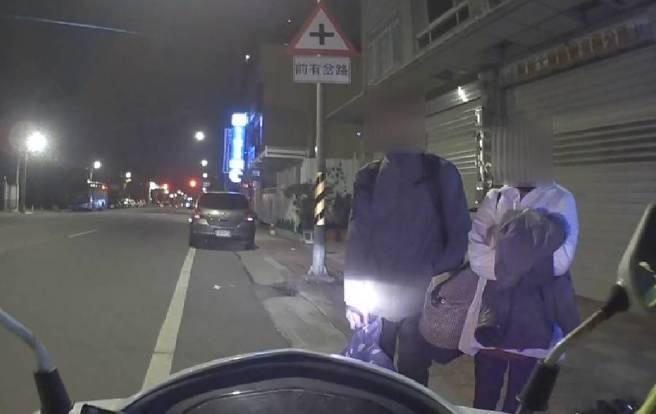 一對情侶因為求職碰壁加上身無分文，深夜在街頭悲情漫步，暖警發現幫助他們返家。（翻攝畫面）