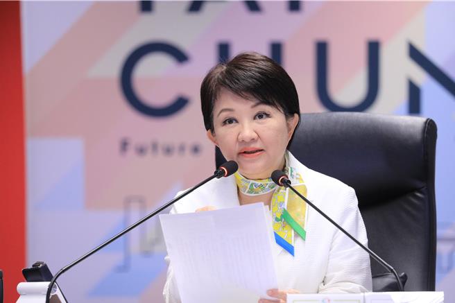 台中市長盧秀燕在市政會議宣布，即日起開放50歲以下、18歲以上一般民眾預約施打，但限量只有2萬2620劑。(林欣儀攝)