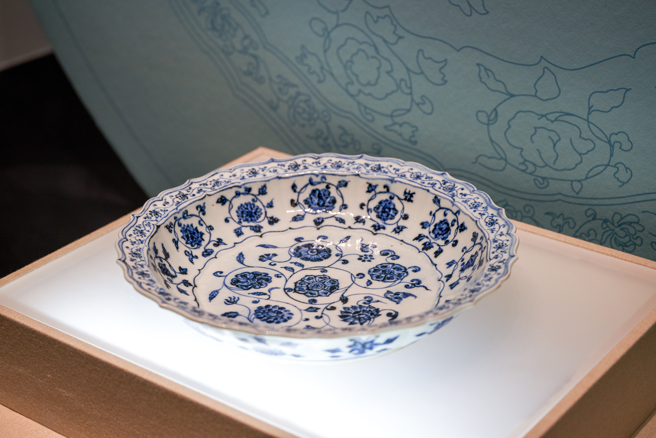 一名网友称近日在古玩市场，花500元买下出自「景德镇」的明代瓷碗，PO出照片后引发热烈讨论。 (示意图:shutterstock/达志)