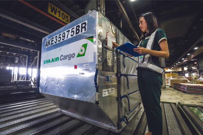 长荣航空年度地勤招募预计聘用19个不同职类地勤人员，包含客运运务、货运运务、客服人员…等多项职位，并提供新进人员完整的教育训练与良好的薪资福利，欢迎对航空产业怀抱热情的青年报考。(长荣航空提供)