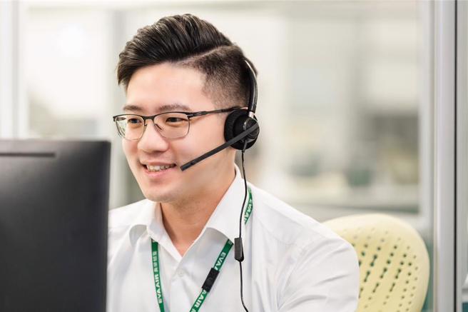 长荣航空年度地勤招募预计聘用19个不同职类地勤人员，包含客运运务、货运运务、客服人员…等多项职位，并提供新进人员完整的教育训练与良好的薪资福利，欢迎对航空产业怀抱热情的青年报考。(长荣航空提供)