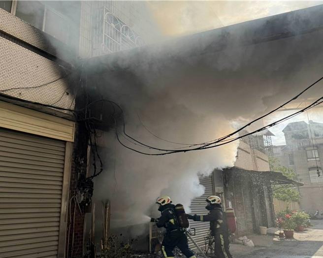 彰化市彰水路1栋5楼透天厝5日上午发生大火，消防员衝入火场救出两位受困民眾。（民眾提供／孙英哲彰化传真）