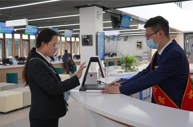 大陆全国政协委员、中国旅游研究院院长戴斌打算在两会期间提案，呼吁限制旅游场景过度使用「人脸识别」系统。（摘自新华社）