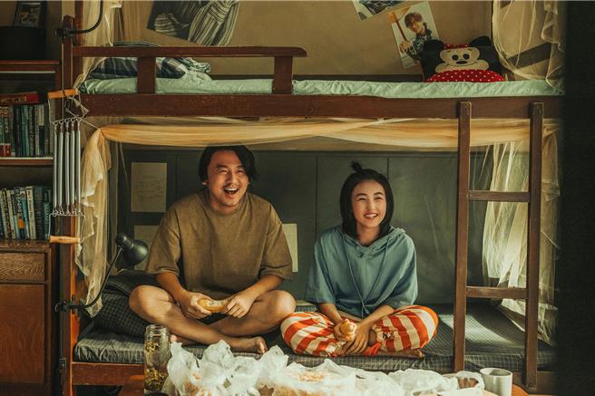 雷佳音（左起）、张子枫在《天才基本法》之间的「父女。情」是一大看点。（中天娱乐台提供）