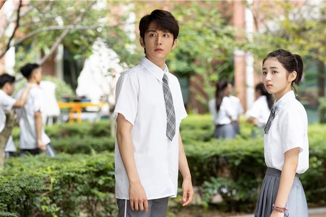 张新成（左起）《天才基本法》成「国民妹妹」张子枫的初恋。（中天娱乐台提供）