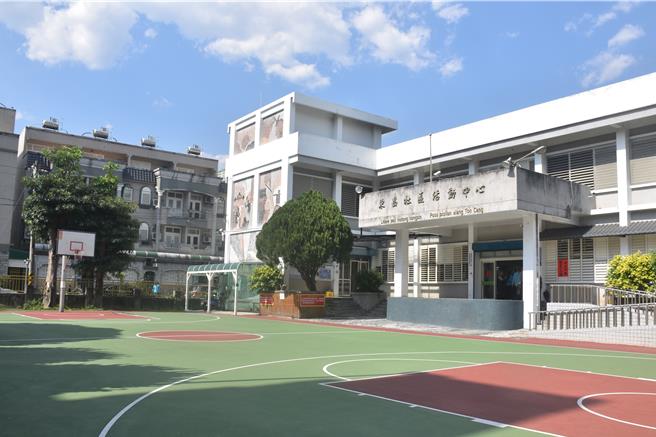 花莲县吉安乡东昌活动中心户外广场建造迄今有37年歷史，多项设施老旧不堪使用，乡公所去年9月在县府挹注及自筹逾163万元经费下展开整修作业，歷经近半年工期现已完工开放使用。（罗亦晽摄）