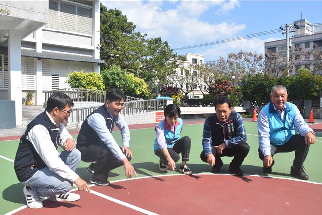 花莲县吉安乡东昌活动中心户外广场建造迄今有37年歷史，多项设施老旧不堪使用，乡公所去年9月在县府挹注及自筹逾163万元经费下展开整修作业，歷经近半年工期现已完工开放使用，乡长游淑贞（中）今也前往视察成果。（罗亦晽摄）