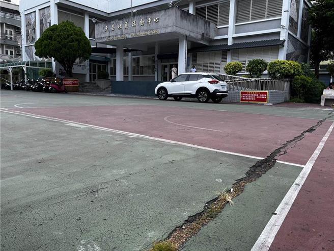 花莲县吉安乡东昌活动中心户外广场建造迄今有37年歷史，过去因多项设施老旧不堪使用，有使用安全疑虑。（本报资料照片）