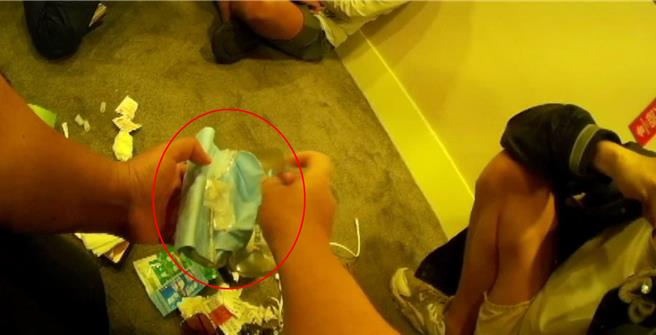 28岁苏姓男子与38岁高姓网友2人相约在台中1旅馆开毒趴，遇警盘查，警方也在苏男包包内眼镜盒发现安非他命及针头等违禁品。（中市警二分局提供／冯惠宜台中传真）