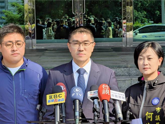 基隆市长谢国梁（中）5日上午受访时，痛批前市长林右昌是邪恶贪婪的政治人物。（张志康摄）