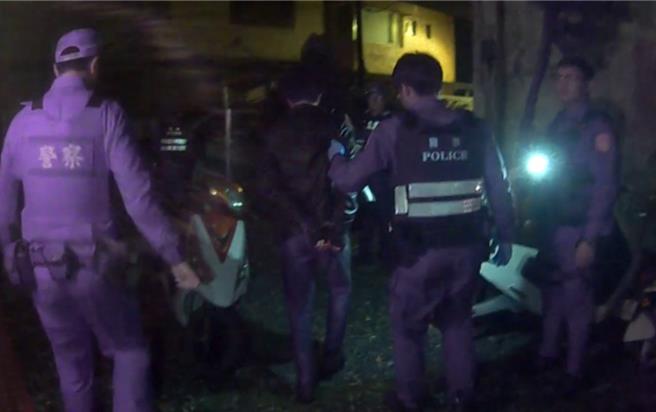 警方火速赶抵，立即制伏持刀闯民宅的陈男。（新店警分局提供）