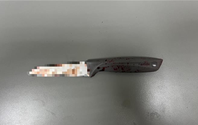 警方查获沾有血迹的凶刀。（新店警分局提供）