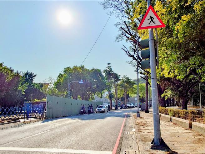 蓮池潭旁新庄仔路上，一處紅綠燈周遭為空地，遭質疑讓用路人傻等是擾民，高雄市交通局說一旁有停車場，是為停車民眾穿越安全所設，近日研議是否改為行人觸動號誌。（任義宇攝）