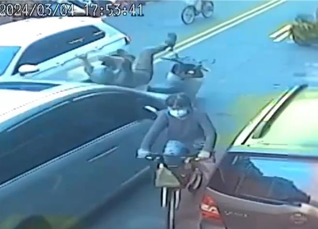 雲林縣虎尾鎮4日發生休旅車衝撞行經機車與2名路人意外，造成機車騎士傷重不治，5日監視畫面曝光，只見機車騎士被撞飛，相當驚悚。（民眾提供／張朝欣雲林傳真）