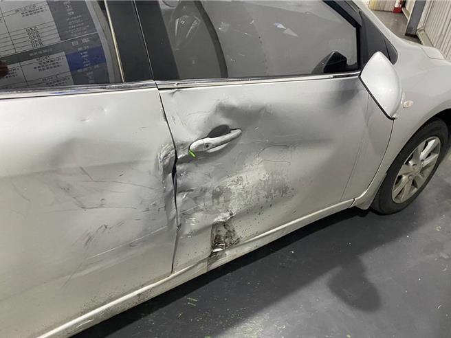 银色自小客与重机相撞留下明显痕迹。重机与迴转的自小客车相撞。（淡水警分局／张铠乙新北传真）