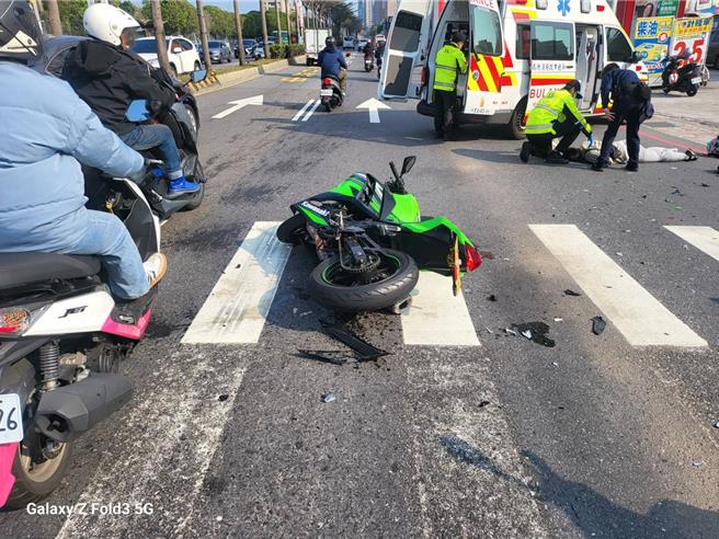 黄牌重机损毁。（淡水警分局／张铠乙新北传真）