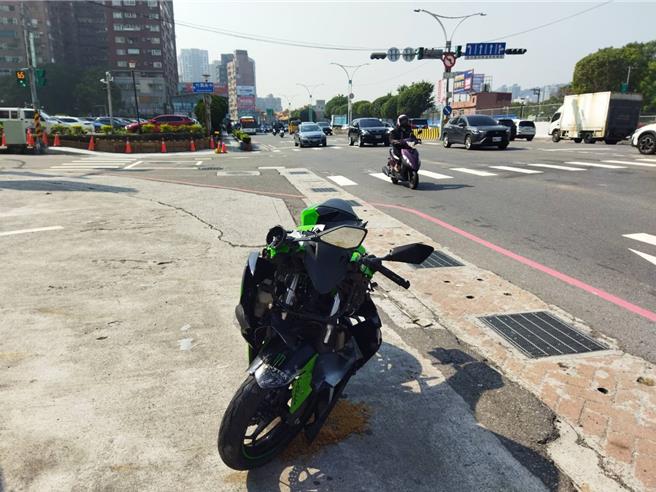 黄牌重机损毁。（新北消防局提供／张铠乙新北传真）