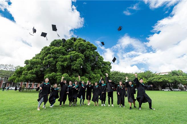 国立成功大学今年一举夺下2项「企业最爱大学生调查」、「企业最爱大学调查」、「大学品牌力报告」等4项机构评比冠军。（成大提供／洪荣志台南传真）