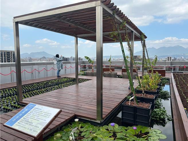 为推动2024年社区节能减碳，台北市建筑管理工程处针对屋龄5年以上既有建筑物，提供包括绿屋顶、绿建筑及绿能设施等「绿能智慧建筑」免费评估诊断作业，并补助工程改善经费。(黄敬文翻摄)