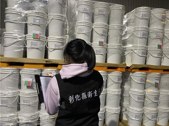 高雄市卫生局查出津栈、佳广国际贸易有限公司进口中国的辣椒粉遭检出含致癌物苏丹红，4日晚间公布3.4万多公斤问题辣椒粉流向7县市，其中包括彰化知名的维力食品工业公司，彰化县卫生局到现场稽查发现流向资料与现场库存有不一致的状况。（彰化县卫生局提供／孙英哲彰化传真）