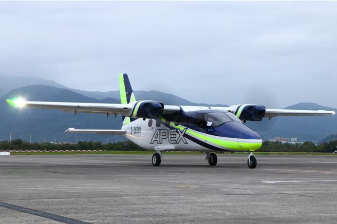 安捷航空医疗救护专机进驻金门服务已满1周年，期间共服务127件紧急后送及病危返乡个案，且最高纪录曾于1天内载送3起个案往返金门-台北。(图／金门县政府提供)