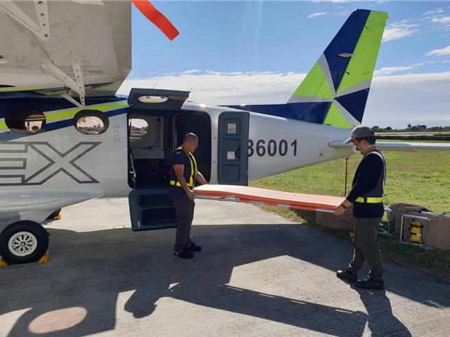 安捷航空採用义大利飞机制造商Tecnam研发生产的P2012型航空器，因此机身舱门及内部空间相对宽敞，方便伤病患及大型医疗器材进出。(图／金门县政府提供)